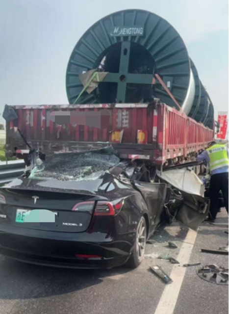 德宏信投 特斯拉高速路追尾大货车 卡进底盘严重变形！知情人称司机“当场就不行了”