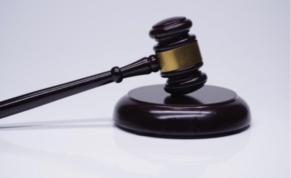 维度配资 51岁总工程师聚餐饮酒摔倒回家后身亡 法院判单位及餐厅共赔38万, 14名聚餐者不担责